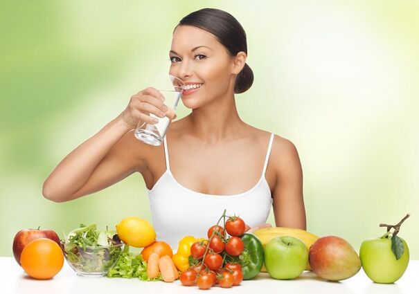 مبدأ النظام الغذائي المائي هو الالتزام بنظام الشرب إلى جانب تناول الأطعمة الصحية